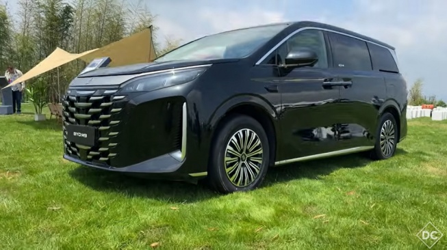 BYD M9 akan diperkenalkan dalam waktu dekat dengan desain mirip Denza D9. [Youtube/Daniel Chavarria]