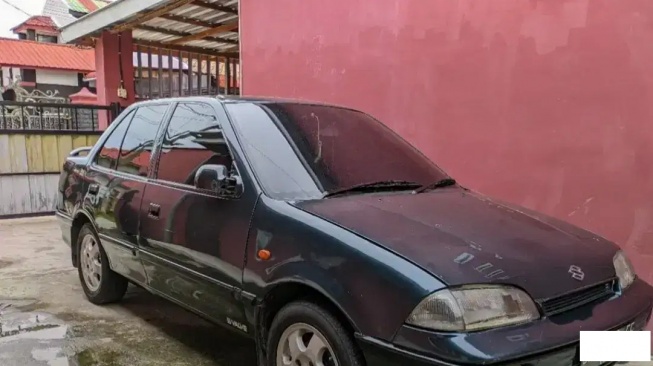 Suzuki Esteem (1995). (OLX)