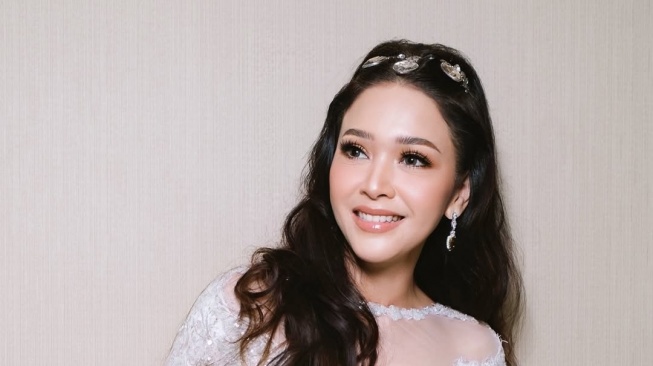 Penampilan Maia Estianty curi perhatian menggunakan outfit putih ini (Instagram)