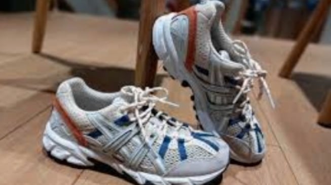 Sepatu ASICS
