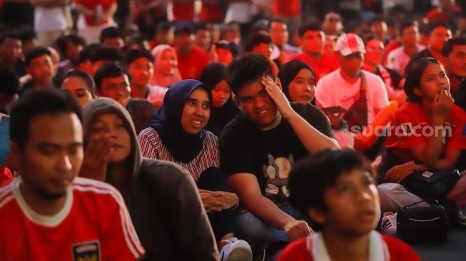 Ekspresi para warga saat nonton bareng (nobar) pertandingan Timnas Indonesia melawan Jepang dalam Kualifikasi Piala Dunia 2026 zona Asia di Stadion Gelora Bung Karno (GBK), Jakarta, Selasa (10/6/2025). [Suara.com/Alfian Winanto]