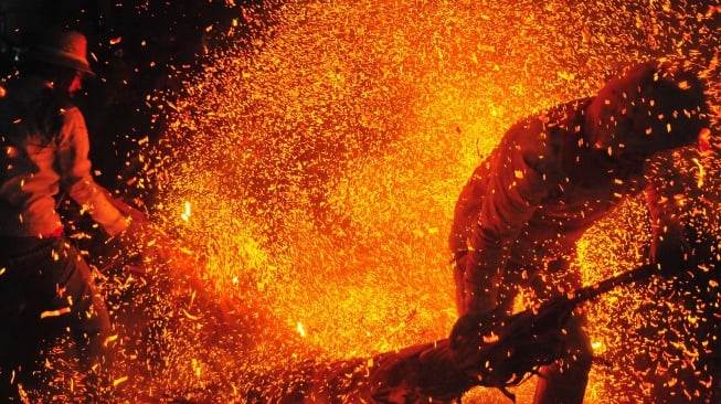 Peserta menggunakan obor untuk menyerang lawan saat tradisi perang obor di Desa Tegalsambi, Tahunan, Jepara, Jawa Tengah, Senin (9/6/2025). [ANTARA FOTO/Yusuf Nugroho/rwa] 