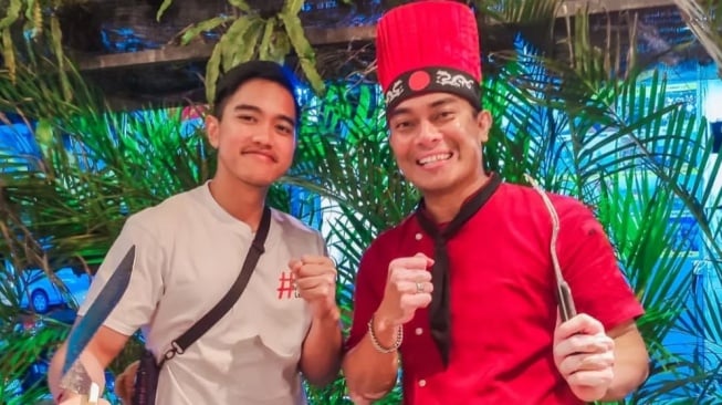 Kaesang Pangarep bersama Dedy Nur, kader PSI yang menyebut Jokowi memenuhi syarat sebagai seorang nabi. [Instagram]
