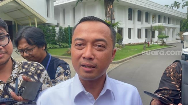 Menteri Sekretaris Negara (Mensesneg) Prasetyo Hadi saat ditemui awak media di komplek Istana Kepresidenan Jakarta, Selasa (10/6/2025). (Suara.com/Novian)