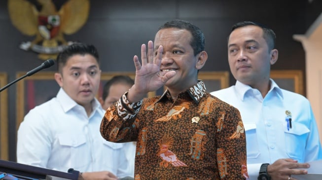 Menteri Energi dan Sumber Daya Mineral (ESDM) Bahlil Lahadalia (tengah) bersama Menteri Sekretaris Negara, Prasetyo Hadi (kanan) dan Sekretaris Kabinet Teddy Indra Wijaya (kiri) bersiap menyampaikan keterangan terkait izin tambang nikel Kepulauan Raja Ampat di Kantor Kepresidenan, Jakarta, Selasa (10/6/2025). [ANTARA FOTO/Aditya Pradana Putra/nz]