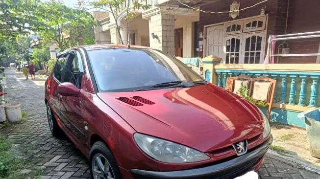 Peugeot 206 (2003). (OLX)