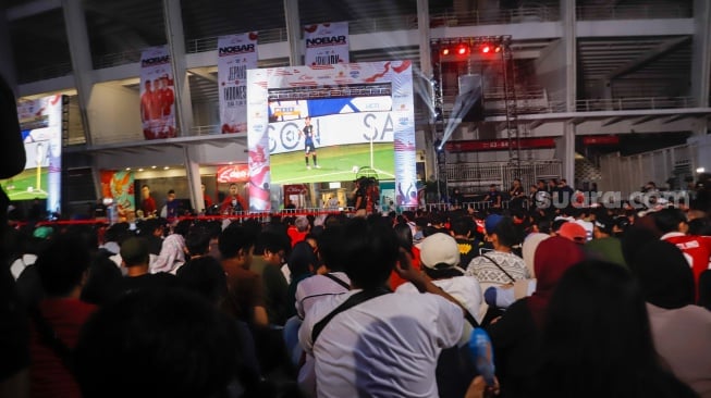 Warga saat nonton bareng (nobar) pertandingan Timnas Indonesia melawan Jepang dalam Kualifikasi Piala Dunia 2026 zona Asia di Stadion Gelora Bung Karno (GBK), Jakarta, Selasa (10/6/2025). [Suara.com/Alfian Winanto]