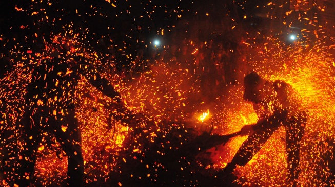 Peserta saling serang menggunakan obor saat tradisi perang obor di Desa Tegalsambi, Tahunan, Jepara, Jawa Tengah, Senin (9/6/2025). [ANTARA FOTO/Yusuf Nugroho/rwa]