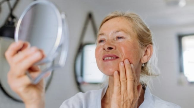 7 Rekomendasi Sunscreen Terbaik untuk Anti Aging dan Mencerahkan Wajah
