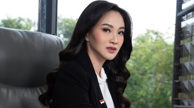 Berapa Umur Sherly Tjoanda Sebenarnya? Malu-Malu Dipuji Dedi Mulyadi Awet Muda