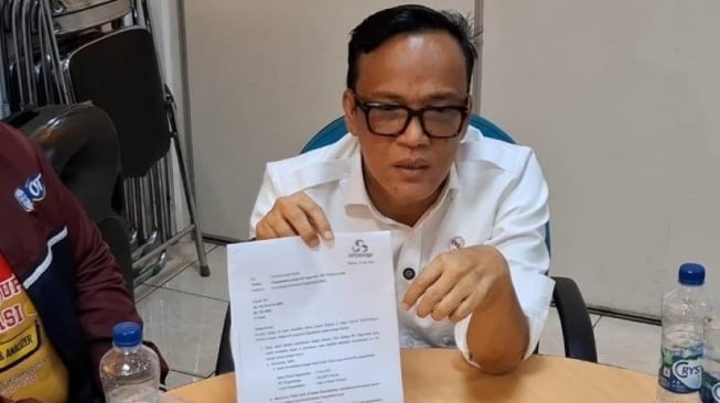 Wamenaker Immanuel Ebenezer menunjukan surat edaran dari pihak manajemen PT Artaboga terkait penahanan ijazah. [Suara.com/Faqih]