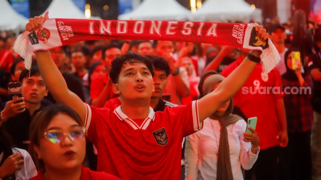 Warga saat nonton bareng (nobar) pertandingan Timnas Indonesia melawan Jepang dalam Kualifikasi Piala Dunia 2026 zona Asia di Stadion Gelora Bung Karno (GBK), Jakarta, Selasa (10/6/2025). [Suara.com/Alfian Winanto]