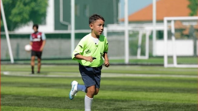 Melihat Kepiawaian Kai, Wasit Sepak Bola Cilik Berusia 9 Tahun di Liga Bali Masters 2025