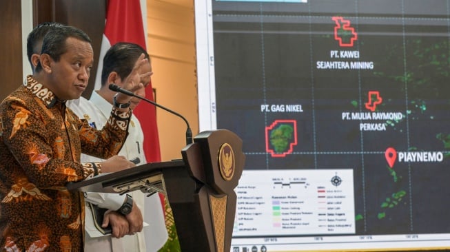 Menteri Energi dan Sumber Daya Mineral (ESDM) Bahlil Lahadalia (kiri) bersama Menteri Lingkungan Hidup Hanif Faisol Nurofiq (kanan) menyampaikan keterangan terkait izin tambang nikel Kepulauan Raja Ampat di Kantor Kepresidenan, Jakarta, Selasa (10/6/2025). [ANTARA FOTO/Aditya Pradana Putra/nz]