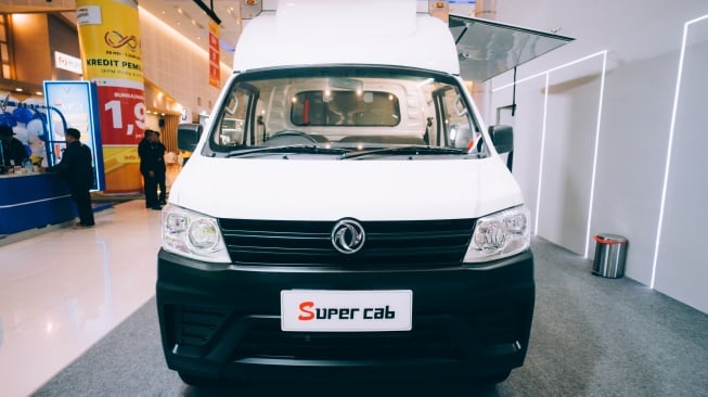 DFSK Super Cab memiliki bak berukuran panjang 2.470 mm, lebar 1.670 mm, dan tinggi 240 mm. Total dimensi keseluruhan dengan panjang 4.440 mm, lebar 1.810 mm, dan tinggi 1.890 mm, dengan kapasitas angkut maksimal 1,2 ton. (Foto: DFSK)