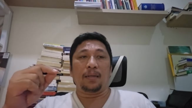 Pakar Hukum Tata Negara Feri Amsari angkat bicara soal izin tambang di Raja Ampat. (tangkapan layar/Youtube).