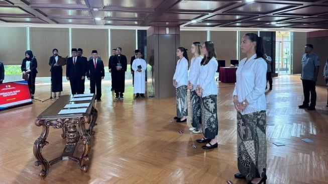 Timnas Putri Indonesia ketambahan empat pemain keturunan yang baru menjalani sumpah WNI. Mereka adalah Emily Nahon, Iris de Rouw, Felicia de Zeeuw, dan Iris Warps. Mereka akan menjadi aandalan untuk Garuda Pertiwi yang akan menjalani sejumlah agenda penting di sepanjang tahun 2025. (Instagram/@noorkorompotalks)