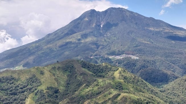 ilustrasi Gunung Lawu (Wikimedia Commons/Risanprasetyo)