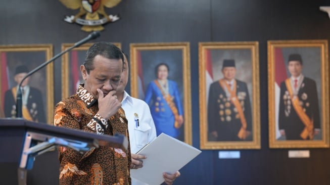 Menteri Energi dan Sumber Daya Mineral (ESDM) Bahlil Lahadalia bersiap menyampaikan keterangan terkait izin tambang nikel Kepulauan Raja Ampat di Kantor Kepresidenan, Jakarta, Selasa (10/6/2025). [ANTARA FOTO/Aditya Pradana Putra/nz]
