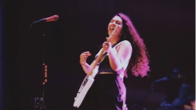 Jadi Cantik Apa Adanya Lewat Lagu Scars to Your Beautiful oleh Alessia Cara
