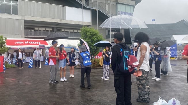 Suporter Timnas Indonesia mulai memadati Panasonic Stadium Suita, Selasa (10/5/2025) sekitar pukul 15.30 waktu setempat. (Suara.com/Ronald Seger Prabowo)