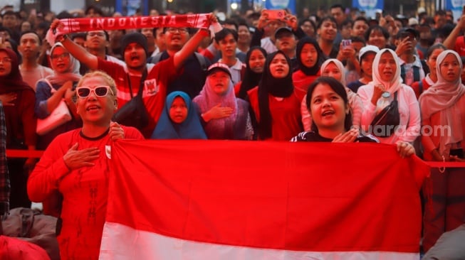 Warga saat nonton bareng (nobar) pertandingan Timnas Indonesia melawan Jepang dalam Kualifikasi Piala Dunia 2026 zona Asia di Stadion Gelora Bung Karno (GBK), Jakarta, Selasa (10/6/2025). [Suara.com/Alfian Winanto]