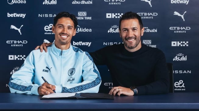 Nama Tijjani Reijnders kembali mencuat di kalangan pencinta sepak bola Indonesia. Gelandang keturunan Indonesia yang kini berstatus pemain anyar Manchester City itu membuat publik Tanah Air heboh usai menyebut nasi goreng sebagai makanan favoritnya. [Dok. IG Man City]