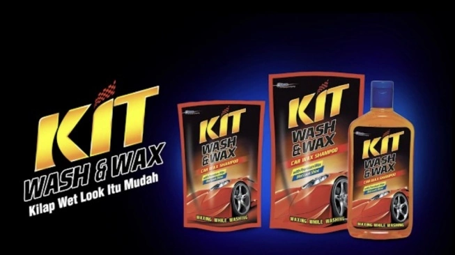 Aplikasi wax setelah cuci motor matic membentuk lapisan pelindung tipis yang memantulkan cahaya supaya cat tampak selalu mengkilap