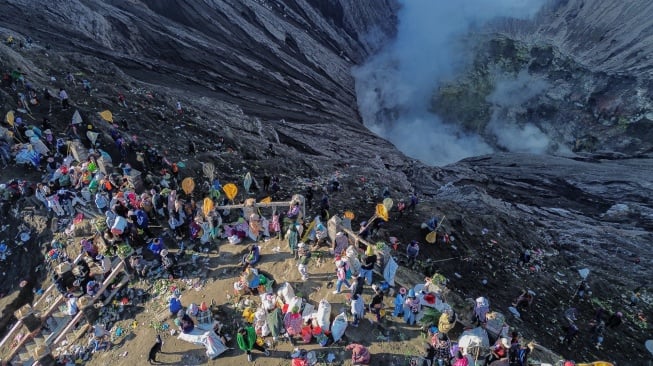 Ribuan Warga Tengger Rayakan Yadnya Kasada di Gunung Bromo