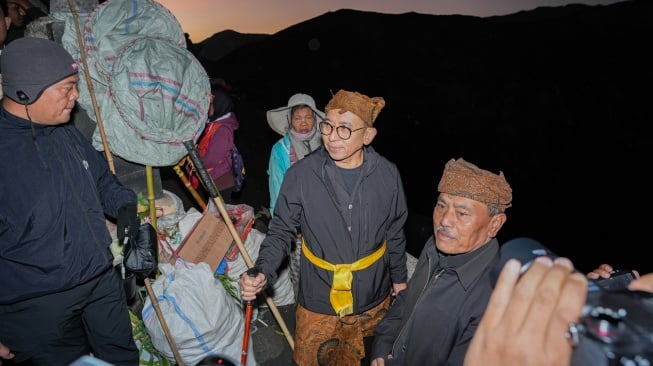 Menteri Kebudayaan Fadli Zon (tengah) menghadiri upacara Yadnya Kasada di Gunung Bromo, Kabupaten Probolinggo, Jawa Timur, Rabu (11/6/2025). [ANTARA FOTO/Irfan Sumanjaya/nym]