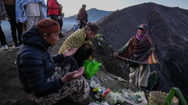 Warga Suku Tengger berdoa saat upacara Yadnya Kasada di Gunung Bromo, Kabupaten Probolinggo, Jawa Timur, Rabu (11/6/2025). [ANTARA FOTO/Irfan Sumanjaya/nym]
