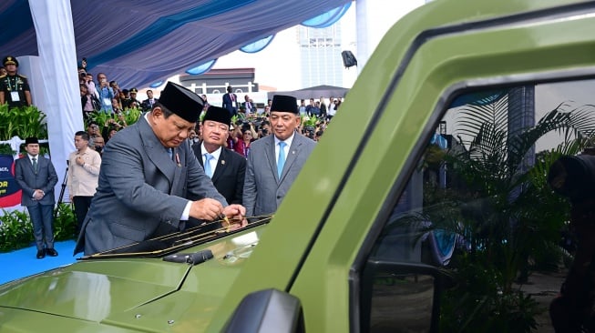 Presiden Prabowo Subianto meresmikan MV3-EV Pandu, kendaraan taktis listrik buatan Pindad di pameran industri pertahanan Indo Defence Expo dan Forum di JIExpo Kemayoran, Jakarta, Rabu (11/6/2025). [Biro Pers Sekretariat Presiden/Muchlis Jr]