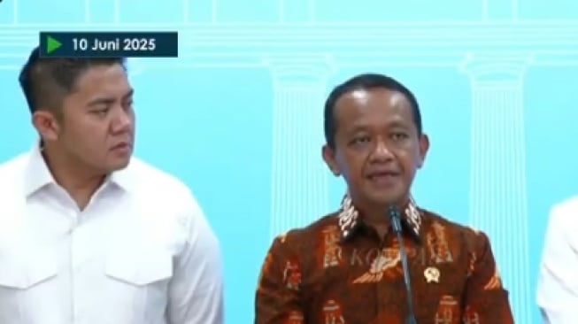 Viral gesture Seskab Letkol Teddy Indra Wijaya memerhatikan serius Menteri ESDM Bahlil Lahadalia. Momen itu terjadi saat Menteri Bahlil mengumumkan penghentian sementara empat izin usaha pertambangan (IUP) nikel di kawasan Raja Ampat, Papua Barat Daya. (tangkapan layar/X)