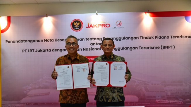 Badan Nasional Penanggulangan Terorisme (BNPT) bersama PT LRT Jakarta resmi menandatangani Nota Kesepahaman tentang Penanggulangan Tindak Pidana Terorisme di lingkungan PT LRT Jakarta. Acara penandatanganan berlangsung di Kantor Pusat LRT Jakarta, Gedung MCC – Depo Pegangsaan Dua, Jalan Kelapa Nias No. 80, Jakarta, pada Selasa (10/5). (ist)