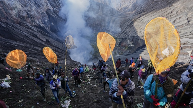 Warga menunggu lemparan sesajen ke dalam kawah saat perayaan Yadnya Kasada di Gunung Bromo, Kabupaten Probolinggo, Jawa Timur, Rabu (11/6/2025). [ANTARA FOTO/Irfan Sumanjaya/nym]