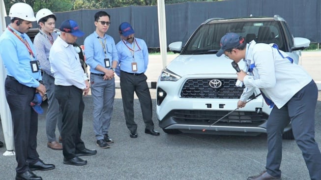 Para peserta TMMIN Customer Month 2025 yang merupakan perwakilan para perusahaan distributor Toyota dari mancanegara tengah mendengar penjelasan mengenai Yaris Cross Hybrid Electric Vehicle (HEV), salah satu produk unggulan TMMIN yang sudah berhasil menembus pasar ekspor, di sela kegiatan Customer Month 2025 yang berlangsung di TMMIN Plant 1 Karawang, Jawa Barat. (Foto: TMMIN)