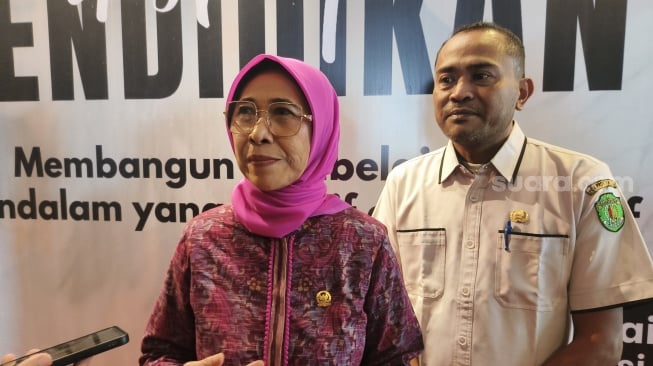 Ketua Komisi X DPR RI, Hetifah Sjaifudian (tengah, baju ungu) dalam Workshop pendidikan tentang "Membangun Pembelajaran Mendalam secara Efektif dan Inovatif". Abdul Gofur, Penelaah Analisis Kebijakan Direktorat Guru PAUD dan PNF Kemendikdasmen, menyoroti pentingnya penguatan kapasitas guru. Menurutnya, kualitas pendidikan tidak bisa dilepaskan dari kualitas perencanaan pembelajaran. [SuaraKaltim.id/Giovanni Gilbert]