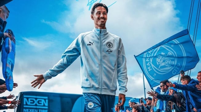 Nama Tijjani Reijnders kembali mencuat di kalangan pencinta sepak bola Indonesia. Gelandang keturunan Indonesia yang kini berstatus pemain anyar Manchester City itu membuat publik Tanah Air heboh usai menyebut nasi goreng sebagai makanan favoritnya. [Dok. IG Man City]