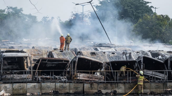 Kebakaran Hebat di Terminal Rawa Buaya, 50 Bus Transjakarta Bekas Ludes Terbakar