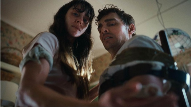 Efek Nyata Bikin Ngilu, Sinopsis Together, Film Horor Baru Dave Franco dan Alison Brie yang Dipuji