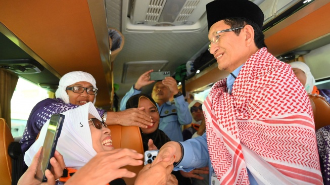 Menteri Agama Nasaruddin Umar menyapa jamaah haji Indonesia di dalam bus saat pemulangan di Hotel Moro Alalameyah, Makkah, Arab Saudi, Selasa (10/6/2025). [ANTARA FOTO/Andika Wahyu/foc]