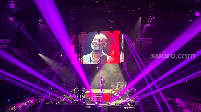 Brian Mcknight dalam konser Heart and Soul di Tennis Indoor, Senayan Jakarta Pusat pada Rabu, 11 Juni 2025 [Suara.com/Rena Pangesti]