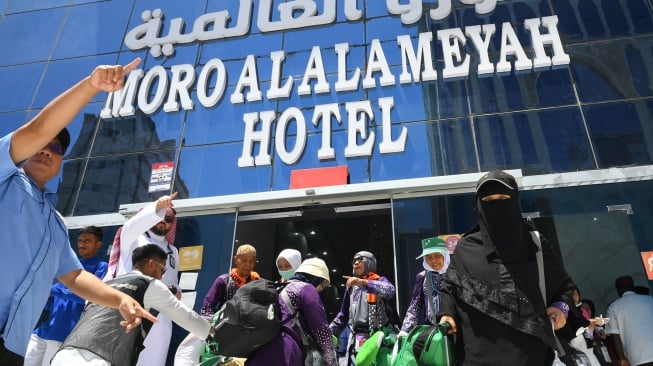 Jamaah haji Indonesia berjalan menuju bus saat pemulangan di Hotel Moro Alalameyah, Makkah, Arab Saudi, Selasa (10/6/2025). [ANTARA FOTO/Andika Wahyu/foc]
