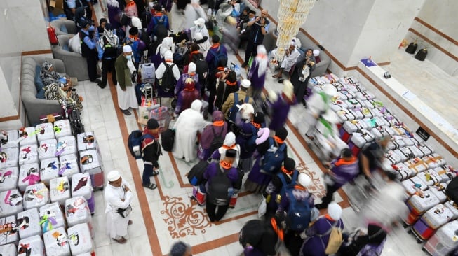 Petugas mendata jamaah haji Indonesia saat pemulangan di Hotel Moro Alalameyah, Makkah, Arab Saudi, Selasa (10/6/2025). [ANTARA FOTO/Andika Wahyu/foc]