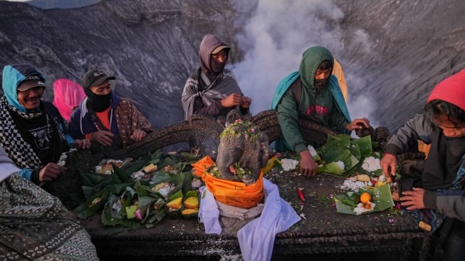 Masyarakat Suku Tengger menata sesajen arca Ganesha saat upacara Yadnya Kasada di Gunung Bromo, Kabupaten Probolinggo, Jawa Timur, Rabu (11/6/2025). [ANTARA FOTO/Irfan Sumanjaya/nym]