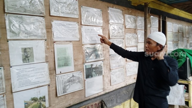 Muh Barodi saat menunjukan sejarah Dusun Ngaran Krajan, Magelang. [Suara.com/Angga Haksoro]