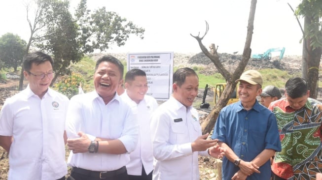 kunjungan menteri lingkungan hidup ke TPA di Palembang