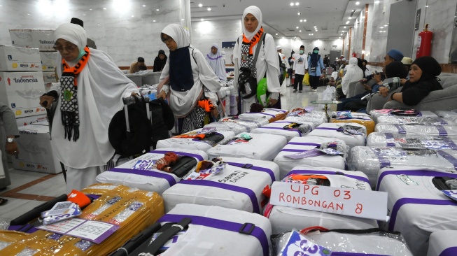 Jamaah haji Indonesia berjalan sambil mendorong kopernya menuju bus saat pemulangan di Hotel Moro Alalameyah, Makkah, Arab Saudi, Selasa (10/6/2025). [ANTARA FOTO/Andika Wahyu/foc]