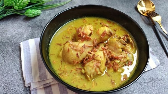 Opor Ayam: Masakan Lebaran Pertamaku Sepeninggal Ibu