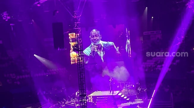 Tangis Brian McKnight Pecah, Persembahkan Lagu Buat Keluarga di Konser 'Heart and Soul' Jakarta